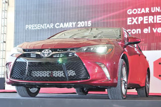 Deportiva.  La marca nipona presenta en México la octava generación de su sedán mediano, Toyota Camry 2015, que presume una imagen más fresca y deportiva. 
