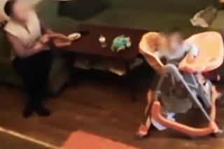 El bebé fue agredido en diversas ocasiones por su niñera. (YouTube)