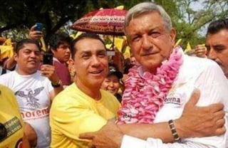 El pasado domingo, en un mitin en el Zócalo capitalino, Andrés Manuel López Obrador se desmarcó de Abarca. Dijo que nunca se reunió con él. 