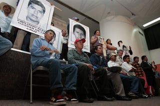 Juntos. Padres de familia se presentaron ante los medios para hablar sobre su reunión con Peña.