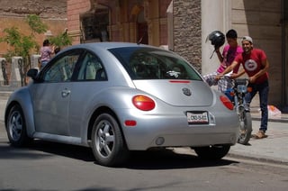 Revisión. El gobernador de Durango dijo que se hará cumplir el marco legal en el caso de los vehículos extranjeros. 