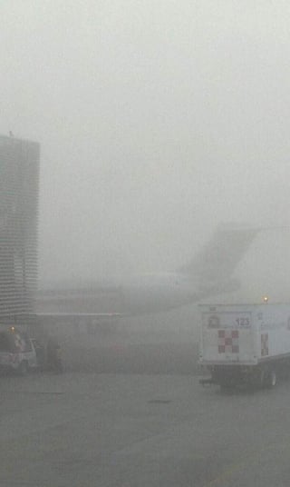 Debido a un banco de niebla, 60 vuelos de llegada y salida fueron suspendidos desde las 06:20 horas. (Twitter)