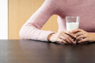 El grupo de expertos encontró que consumir tres vasos diarios de leche no protege los huesos contra las fracturas y lo que es más, multiplica casi por dos las probabilidades de morir a causa de enfermedades cardiovasculares. (ARCHIVO)