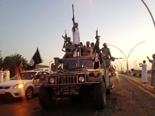 Yihadistas. En la foto se observa el avance de una camioneta con miembros del Estado Islámico. (AP)