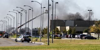 Se estrella avión. Al menos cuatro personas perdieron la vida al estrellarse un avión en edificio de Kansas. (AP)