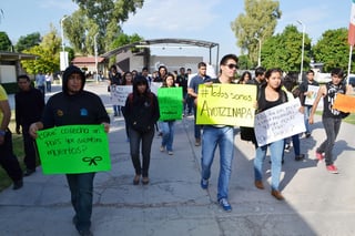 Unidos. Estudiantes del Tecnológico de La Laguna se sumaron ayer a las movilizaciones que se desarrollan a nivel local y nacional para exigir la aparición de 43 normalistas de Guerrero.
