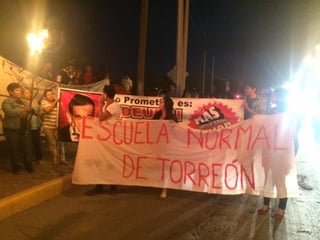 Los asistentes a la marcha portaban mantas y pancartas con leyendas contra el gobierno Estatal, Municipal y Federal, así como algunas antorchas. (El Siglo de Torreón)
