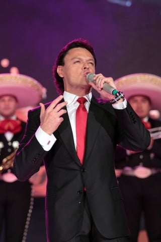 Adiós. Pedro Fernández, además de ser el protagonista, cantaba el tema el cual se retirará.