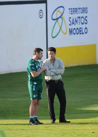 Pedro Caixinha y Alejandro Irarragorri en una charla. 