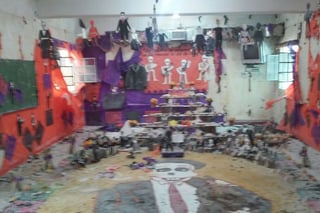 En llamas. Veladora alcanza papel china de altar de muertos provocando un conato de incendio en primaria de Gómez.