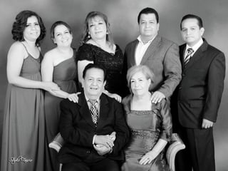 Lic. Enrique de la Cruz García y la Sra. María Irma Licerio Vargas, en compañia de sus hijos.- Studio Fassio
