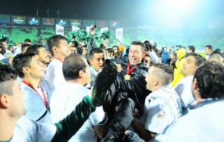 Al final del partido el entrenador Pedro Caixinha fue lanzado al aire por sus jugadores y cuerpo técnico dentro de los festejos que se vivieron sobre la cancha del Estadio Corona. (Jesús Galindo López)