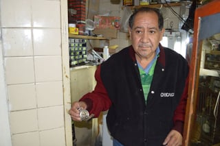 Recuerdos. El señor Jesús Medellín, relojero del Mercado Juárez, asegura que los nuevos tiempos son un 'reto' para su negocio.