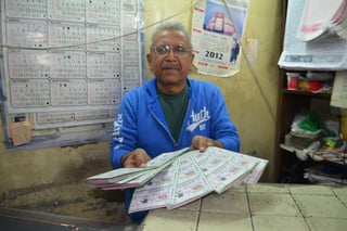 Historia. Juan Manuel Guillén atiende junto a su hermana a los clientes que reciben en su pequeño local los 365 días del año.