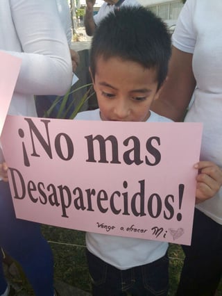 Treinta. Abuelos, padres de familia y estudiantes marcharon en favor de los normalistas desaparecidos.