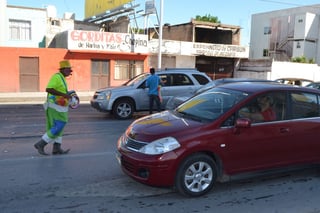 Oficio. El payasito Botas  y su hijo Félix se ganan la vida en bulevares de la ciudad de Torreón realizando algunos malabares. 