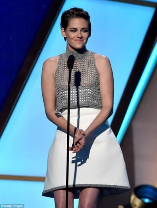 Cuando Kristen estaba en el escenario para entregar un premio a Julianne Moore, el vestido se bajó más de la cuenta y se pudo ver parte de su pecho. (Tomada del sitio DailyMail.co.uk)