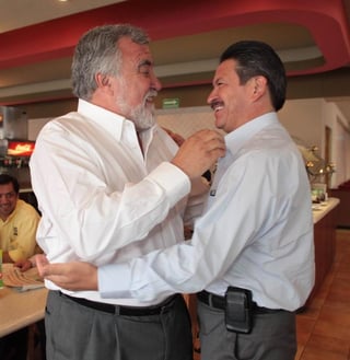 En la foto, meses atrás Encinas y Navarrete se daban un abrazo, ahora uno exige la distitución del otro. (ARCHIVO)