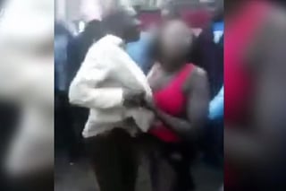 La mujer es despojada de su prendas por un numeroso grupo de hombres en Kenia. (YouTube)
