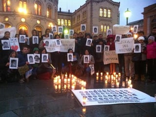 Durante la actividad que duró unas tres horas se encendieron velas y se mostraron las fotos de los desaparecidos. (@marvindelcid)
