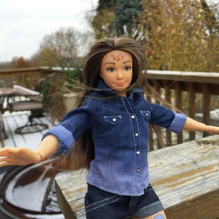 La nueva Barbie luce imperfecciones como cualquier otra mujer, a diferencia de la 'chica perfecta' que promociona Mattel. (INTERNET)