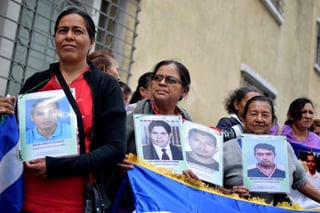 Dolor. Un grupo de madres hondureñas muestra las fotografías de sus hijos desaparecidos en un sitio desconocido, mientras viajaban rumbo a Estados Unidos. (EFE)
