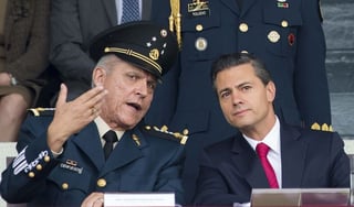 Unidos. Salvador Cienfuegos y Enrique Peña Nieto presencian el acto militar en el Campo Marte. (CORTESÍA)