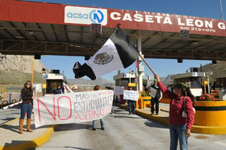 Toman. Manifestantes tomaron las casetas de cobro de la autopista León Guzmán. Conductores pasaban sin pagar nada.
