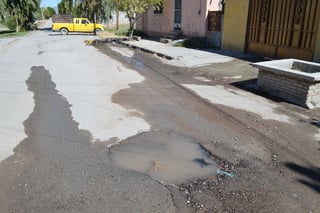 Malos olores. Agua sucia brota en diversos puntos de la calle Libertad de Matamoros. (EL SIGLO TORREÓN/ ROBERTO ITURRIAGA)
