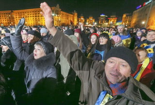 Revolución. Los ucranianos celebraron el viernes con elogios a aquellos que murieron por su patria.