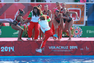 Durante el festejo, el equipo de nado sincronizado lanzó a sus entrenadoras Ofelia Pedrero y Adriana Loftus a la alberca del Centro Acuático. 