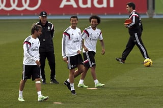 El técnico del Real Madrid, el italiano Carlo Ancelotti (2i), junto a los jugadores Fabio Coentrao (i), Cristiano Ronaldo (3i) y Marcelo Vieira (4i) durante el entrenamiento realizado en la Ciudad Deportiva de Valdebebas. (EFE)