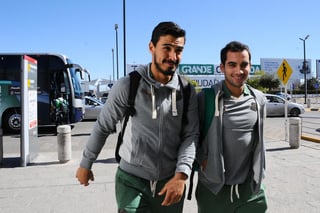 Los seleccionados Oswaldo Alanís y Adrián Aldrete a su llegada al Aeropuerto de Torreón antes de partir a la Angelópolis. (Jesús Galindo)