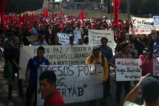 Familiares y amigos de 11 detenidos el jueves en el Zócalo marchan del Ángel a la SEIDO, por lo que cierran carriles centrales de Reforma. (Twitter)