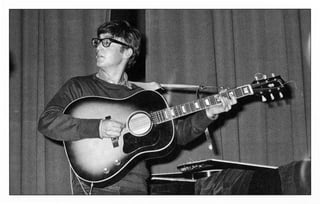 Subasta. Las clavijas y el golpeador que pertenecieron al instrumento de John Lennon fueron vendidas por 27 mil 700 euros.