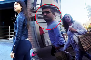 La chica camina para grabar las miradas de los hombres, aunque hasta mujeres también la voltearon a ver. (YouTube)