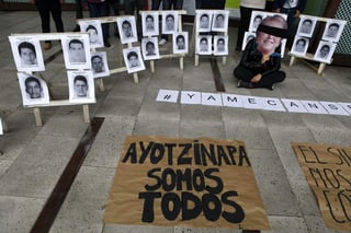Al centro de la escenificación, uno de los manifestantes mostraba una careta de la presidenta de Chile, Michelle Bachelet, con los ojos vendados para denunciar la actitud del país austral ante los hechos.  (EFE)
