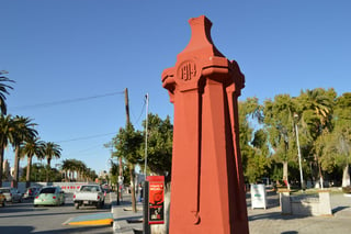 Alteraciones. Ayuntamiento cubrió de color rojo las columnas de cantera en los accesos de la Alameda Zaragoza.