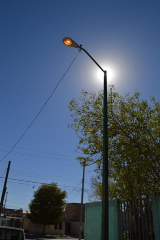 Lámparas de todo el sector se observan encendidas durante los días y apagadas por las noches. (EL SIGLO DE TORREÓN)