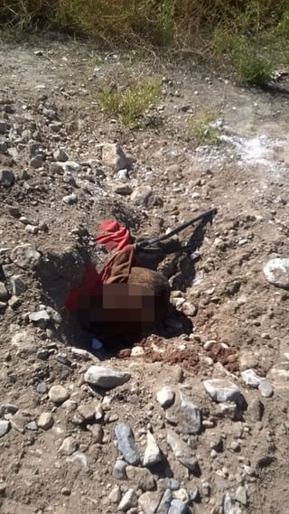Homicidio. Localizan cadáver semienterrado y con múltiples huellas de violencia en terracería de la Camilo Torres de Torreón; el cuerpo no ha sido identificado. 