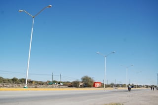 Alumbrado. Comprarán mil lamparas tipo LED y están por instalarse las primeras 25o que les dio el Municipio de Torreón. (EL SIGLO DE TORREÓN/ MARY VÁZQUEZ)