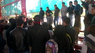 Hasta el momento, los jóvenes se encuentran dentro de las instalaciones de la Facultad evaluando la situación y esperando una respuesta por parte del gobierno. (El Siglo de Torreón)
