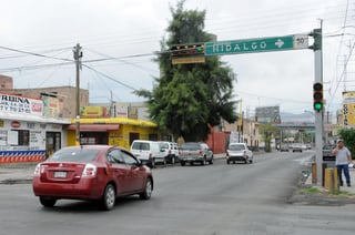 Para solucionar la saturación vehicular que sufren varios cruceros, Torreón necesita contar con un sistema centralizado de semaforización. (ARCHIVO)