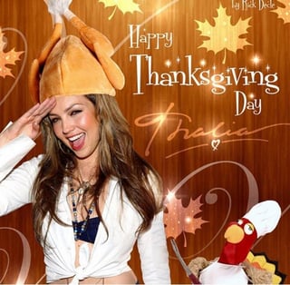 Con un pavo cocinero a su lado y un gorro de pavo ya cocinado en la cabeza, Thalía también se sumó al #Thanksgiving.  