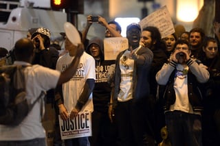 Fraternidad. Familias en Ferguson decidieron poner en pausa sus protestas, mientras que en Los Ángeles arrestaron a 323. (EFE)