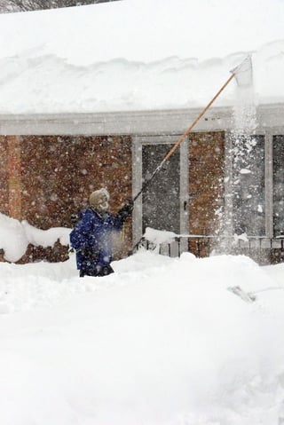Lluvia y nieve. En la víspera de Acción de Gracias más de 240 mil hogares se quedaron sin electricidad. (EFE)