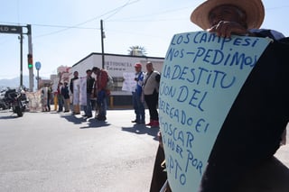Molestia. Ejidatarios inconformes, apoyados por la Unión de Campesinos, bloquearon la Abasolo.
