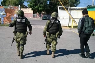 Incursión. Dos elementos del Ejército Mexicano caminan hacia la salida oeste de la Facultad de Ciencias Políticas acompañados de un estudiante. El ingreso de los militares al plantel provocó temor entre estudiantes y académicos, quienes pidieron que se aclaren los hechos.