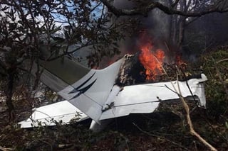 Un campesino dijo que la avioneta acaba de despegar y al sobrevolar un cerro cayó de manera súbita. (Twitter)
