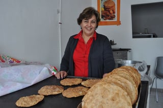 Delicia. Desde hace más de 30 años, Sara María Porras se dedica a la fabricación de buñuelos para cualquier época del año.